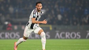 Lloyd Kelly, ırkçılığa maruz kaldı