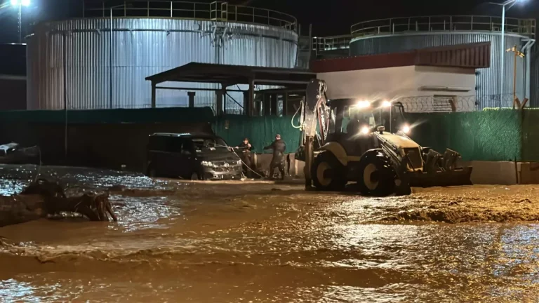 Mahsur Minibüs İş Makinesiyle Kurtarıldı