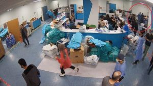 Malatya’da depreme yakalanan doktorlar, sedyedeki hastayı bırakmadı