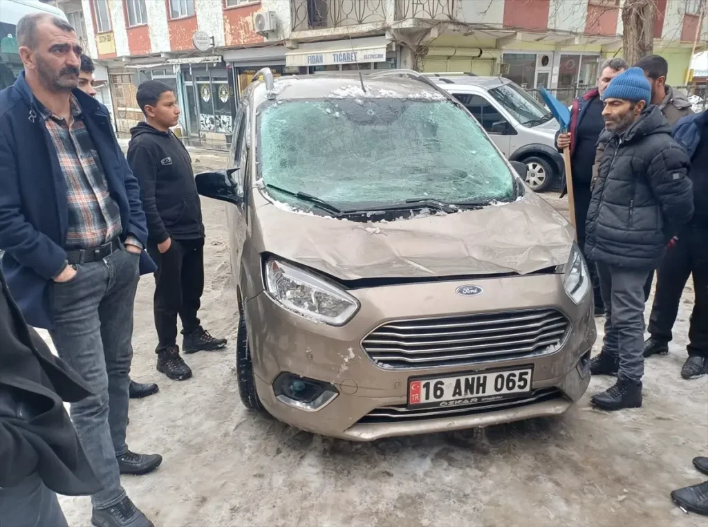 Malazgirt’te Kar Kütlesi Araçta Hasara Yol Açtı