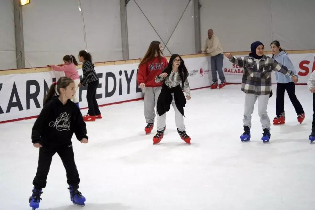 Manisa’da 5 bin öğrenci buz pistinde eğlendi