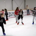 Manisa’da 5 bin öğrenci buz pistinde eğlendi