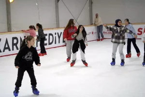 Manisa’da 5 bin öğrenci buz pistinde eğlendi