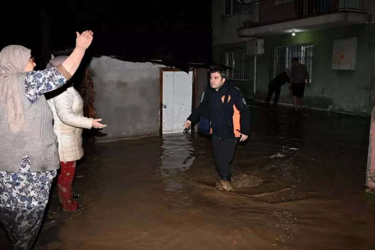 Manisa’da Sağanak Yağış Taşkınlara Neden Oldu