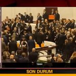 Meclis’teki yumruklu kavga canlı yayında tansiyonu yükseltti
