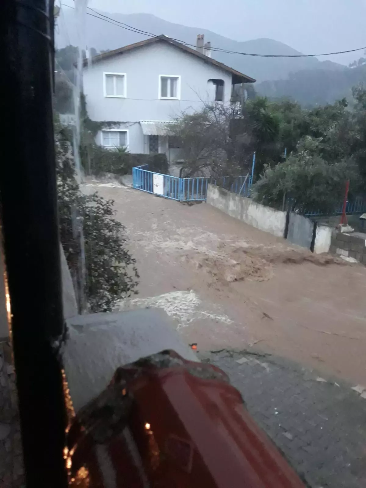 Menderes’te Sağanak Yağış Su Baskınlarına Neden Oldu