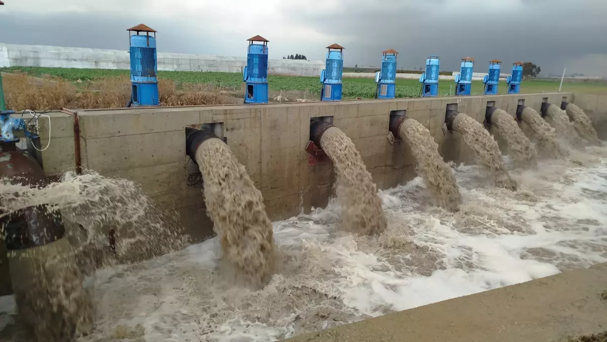 Mersin’de Sağanak Yağış Felç Etti