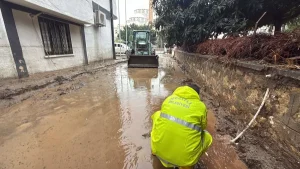 Mersin’de Su Tahliyesi ve Temizlik Çalışmaları Başlatıldı
