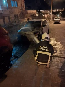 Midyat’ta Park Halindeki Araba Yandı