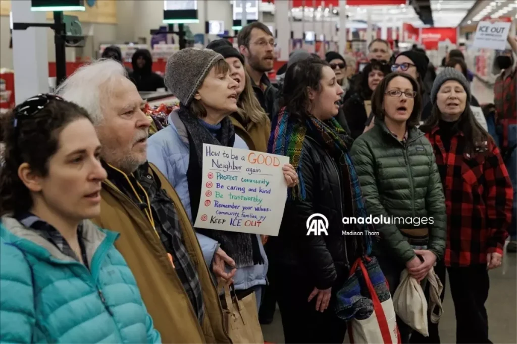 Minnesota’da Göçmenlik Politikalarına Tepki: ICE Birimini Protesto Ettiler