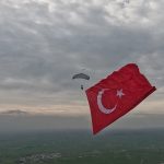 MSB paylaştı: Türk bayrağıyla serbest paraşüt atlayışında Türkiye rekoru