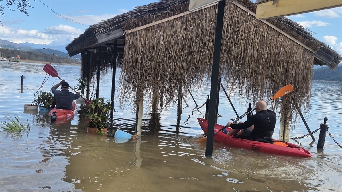 Muğla’da vatandaşlar Köyceğiz Gölü’nün taşması ile sokaklarda kano ile gezdi