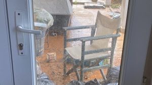 Muğla’da yağmur bir anda bastırdı: Yolları su bastı