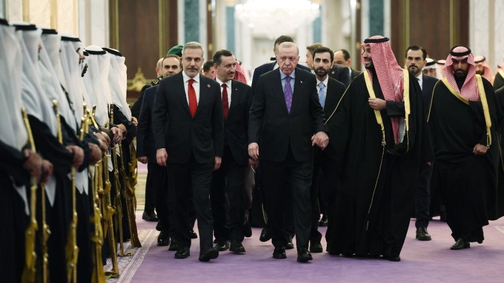 Muhammed bin Selman, Cumhurbaşkanı Erdoğan’ı uğurlarken elini bırakmadı