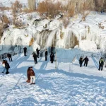 Muradiye Şelalesi Kış Güzelliğiyle Dondu