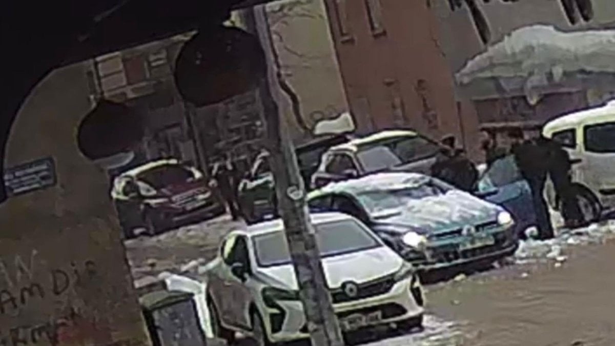 Muş’ta çatıdan kopan kar kütlesinin üzerine düştüğü otomobilde hasar oluştu