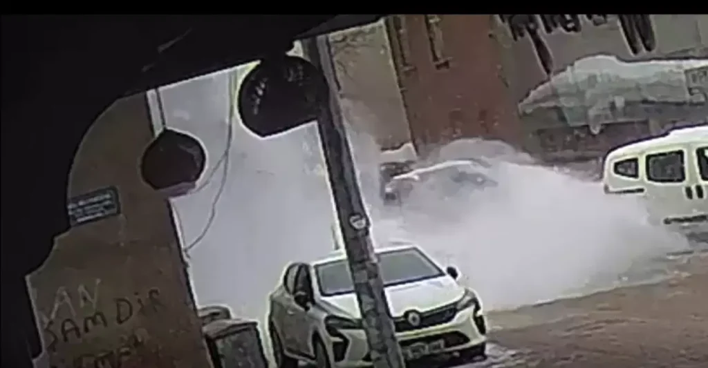 Muş’ta Kar Kütlesi Otomobile Düştü