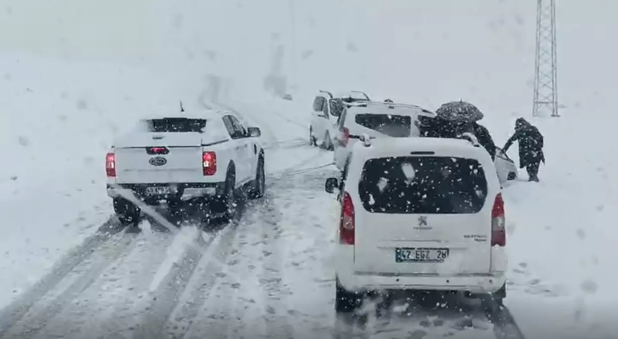 Muş’ta Kar ve Fırtına Üç Aracı Mahsur Bıraktı