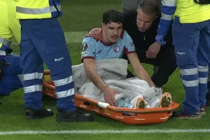 Oğlunu oyuna alan Robin van Persie’ye çifte şok