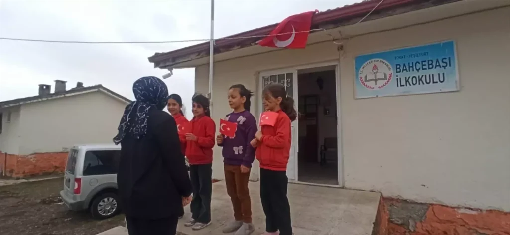 Öğrenciler Bayrak Sevgisi ile Dönüş Yaptı