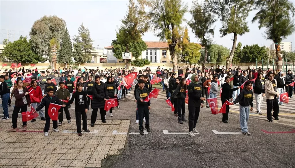 Öğrencilerden Bayrak Sevgisi Gösterisi