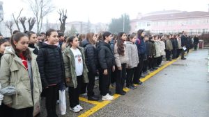 Okullarda 6 Şubat depremlerinde hayatını kaybedenler için saygı duruşu