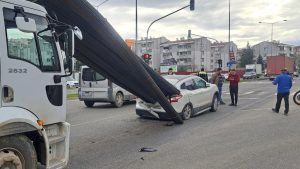 Ordu’da ani fren etkisiyle kayan demir çubuklar otomobile ok gibi saplandı