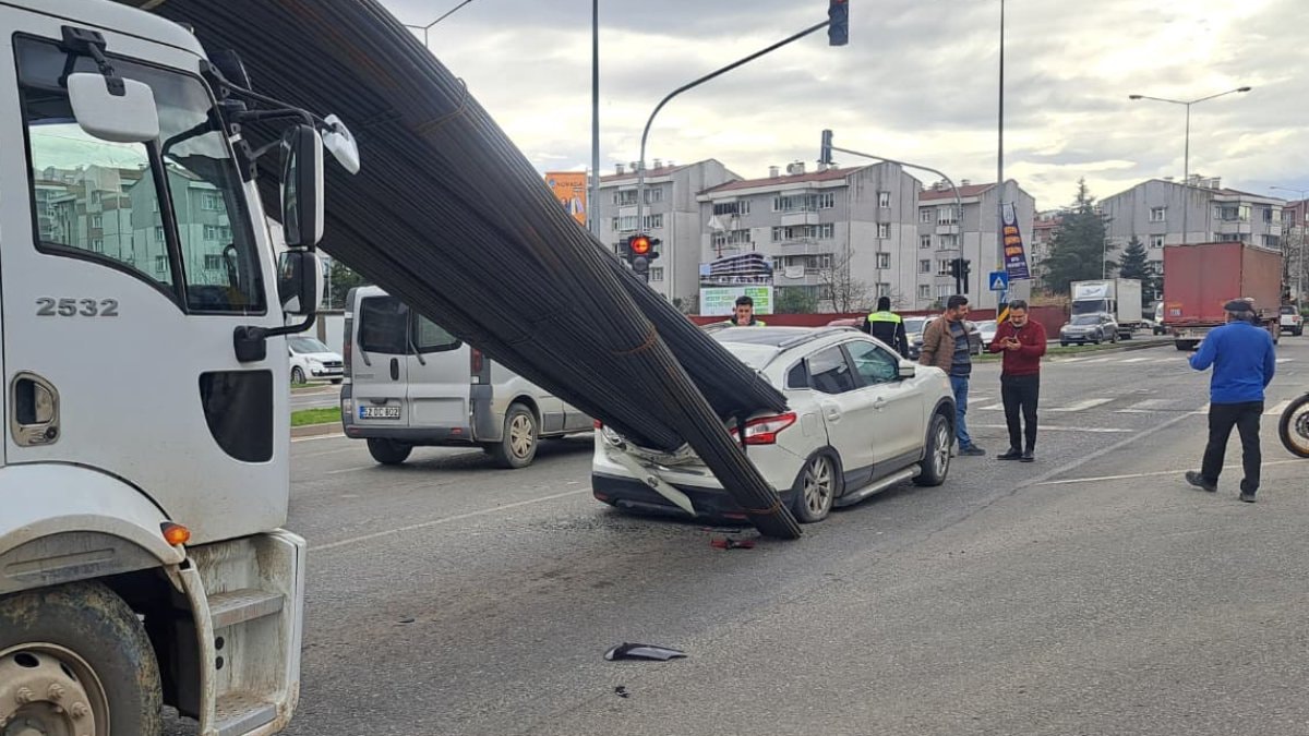 Ordu’da ani fren etkisiyle kayan demir çubuklar otomobile ok gibi saplandı