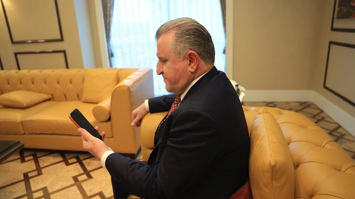 Osman Aşkın Bak, milli sporcularla telefonda görüştü