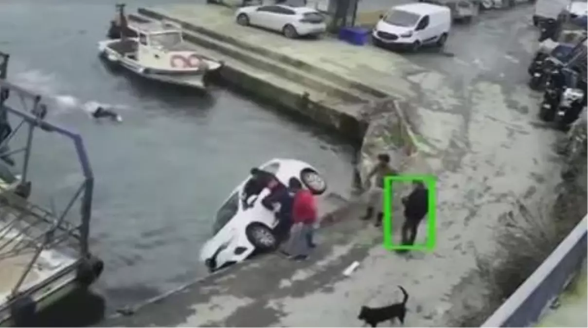 Otomobil denize düştü, tekneyle yardım geldi