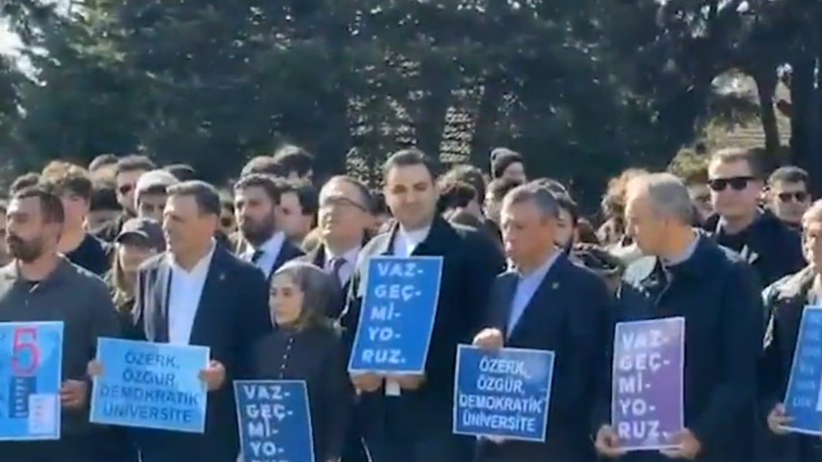 Özgür Özel, Boğaziçi Üniversitesi’nde dikilen akademisyenleri ziyaret etti