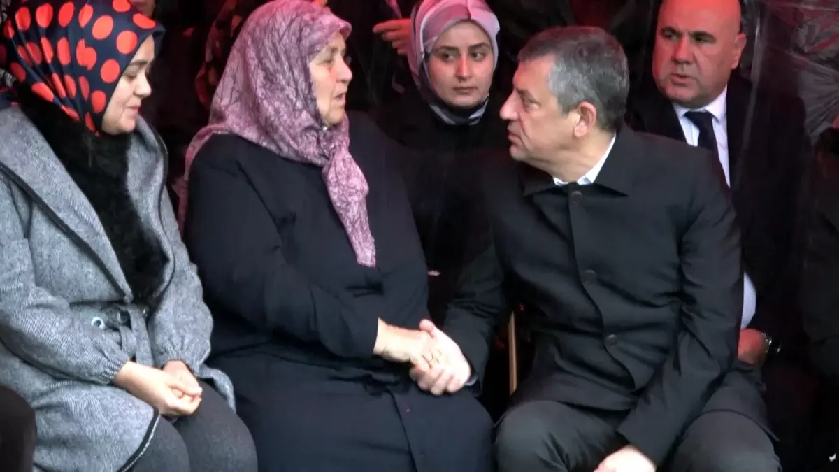 Özgür Özel Depremzedeleri Ziyaret Etti