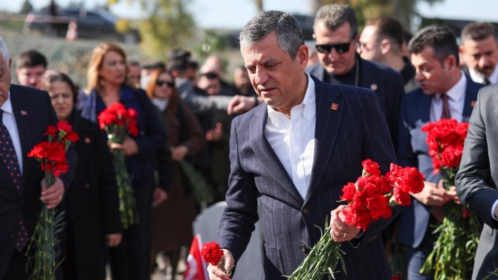 Özgür Özel’den 30 araçlık konvoyla Deprem Şehitliği’ne ziyaret