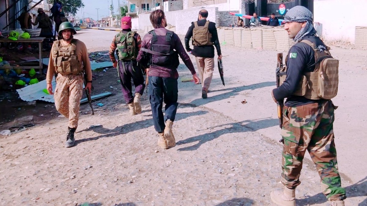 Pakistan’da bombalı saldırı: 12 ölü