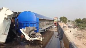 Pakistan’da minibüsün üzerine tanker devrildi: 13 ölü