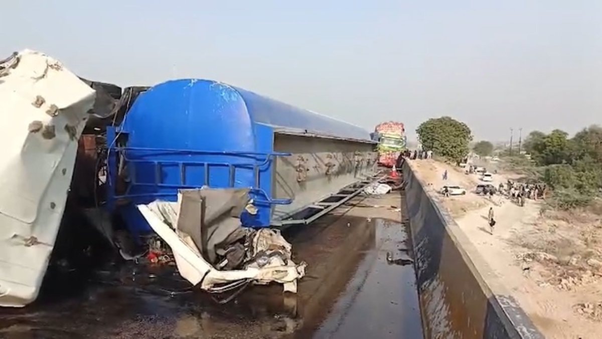 Pakistan’da minibüsün üzerine tanker devrildi: 13 ölü