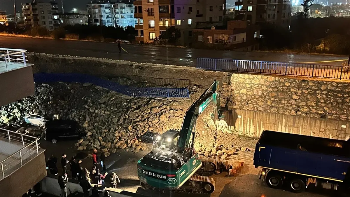 Payas’ta İstinat Duvarı Çöktü