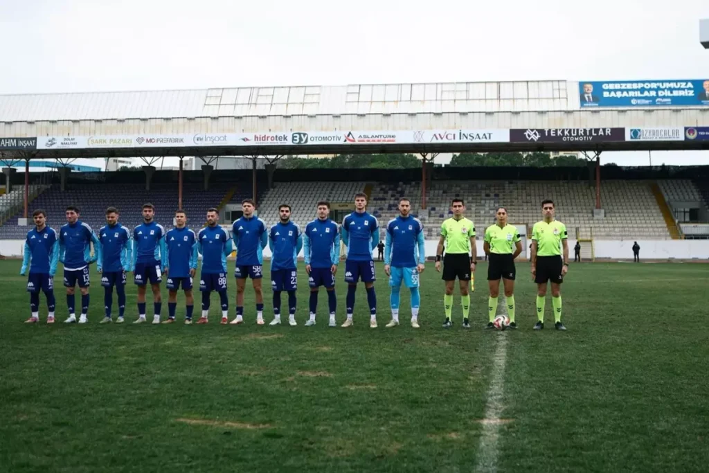 Rakip takım maça çıkmayınca kendi aralarında çift kale maç yaptılar