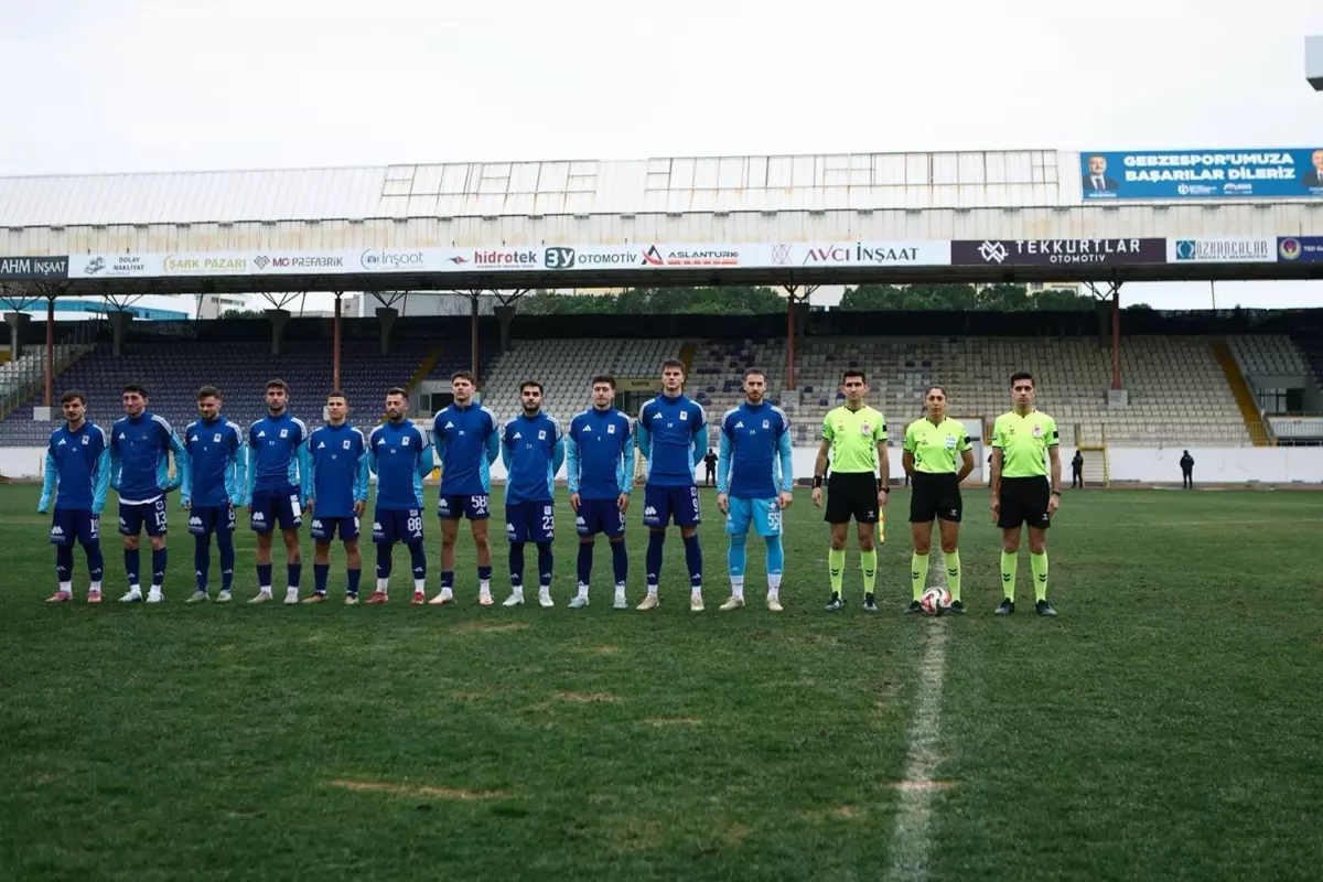 Rakip takım maça çıkmayınca kendi aralarında çift kale maç yaptılar