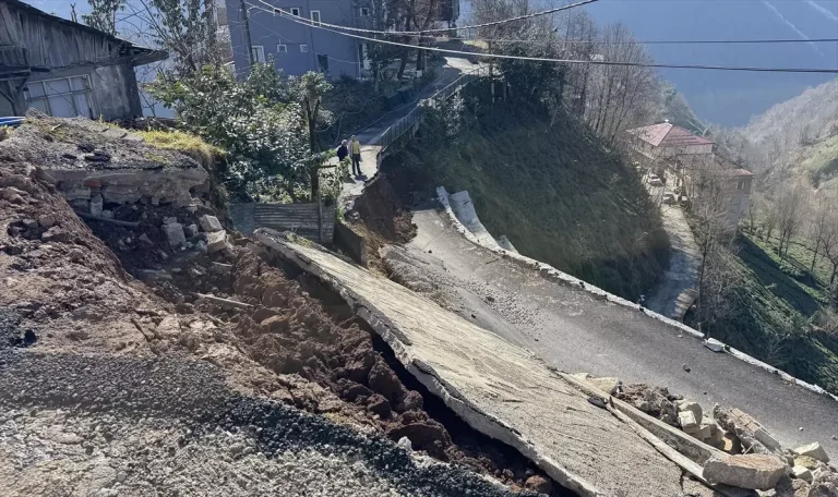 Rize’de Heyelan Sonrası Evler Boşaltıldı