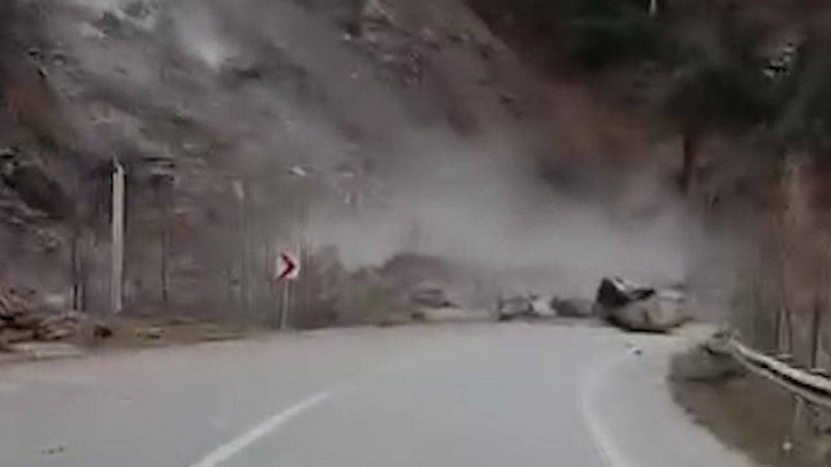 Rize’de köy yolunda meydana gelen heyelan yürekleri ağızlara getirdi: O anlar kamerada