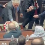 Ruşen Çakır, AK Parti Grup Toplantısı’nda Cumhurbaşkanı Erdoğan’la tokalaştı