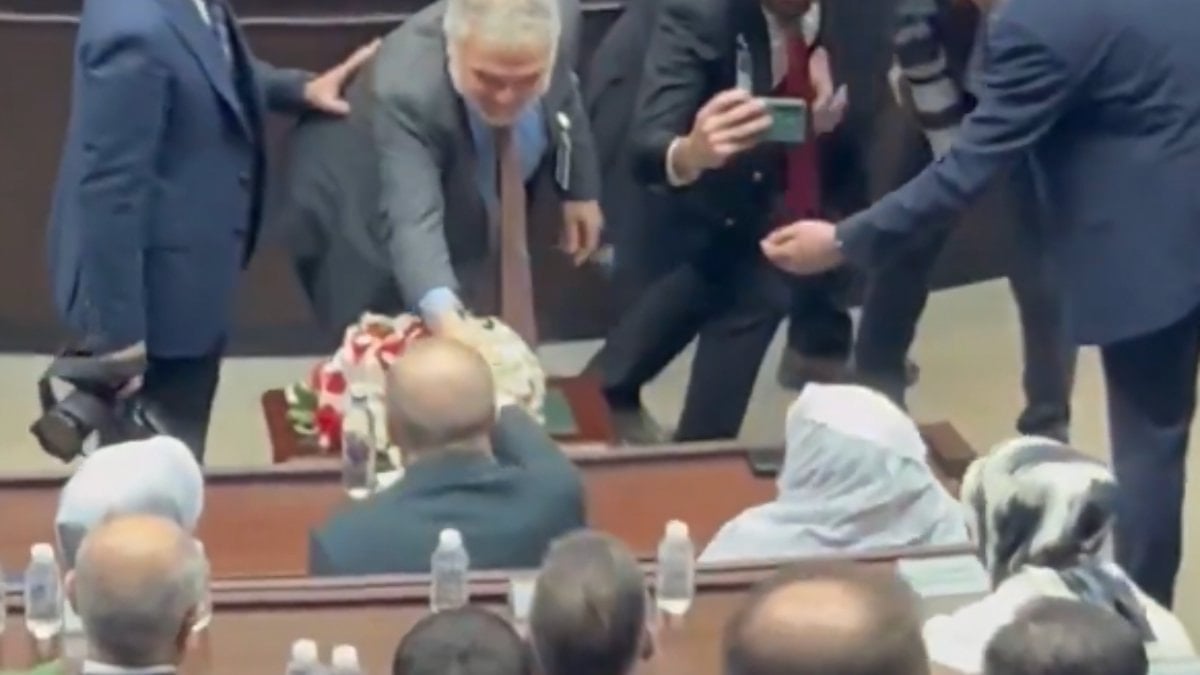 Ruşen Çakır, AK Parti Grup Toplantısı’nda Cumhurbaşkanı Erdoğan’la tokalaştı