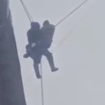 Rusya’da çatıdan düşen görevli son anda kurtuldu