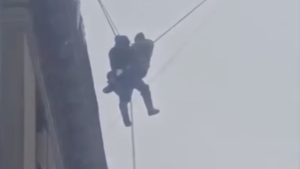 Rusya’da çatıdan düşen görevli son anda kurtuldu