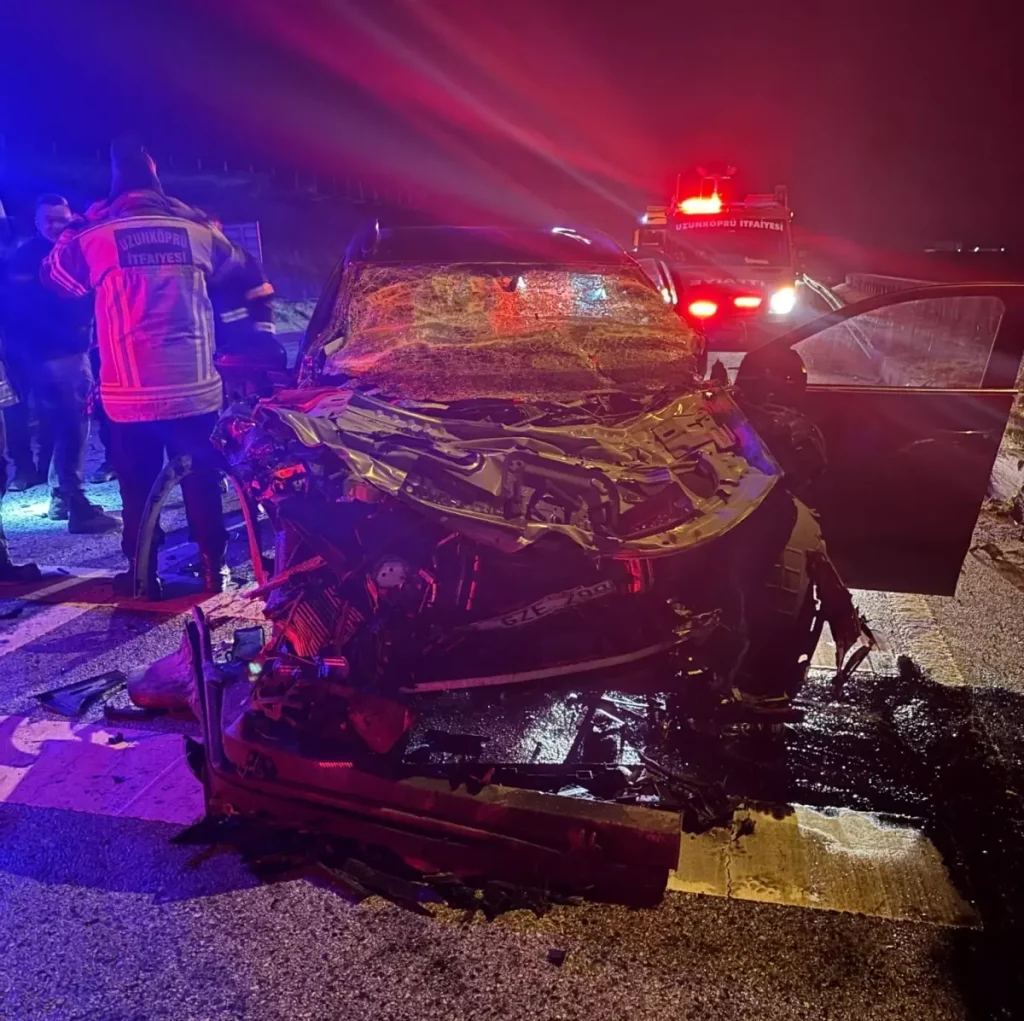 Sahte Kimlikli Sürücü TIR’a Çarptı, Hayatını Kaybetti