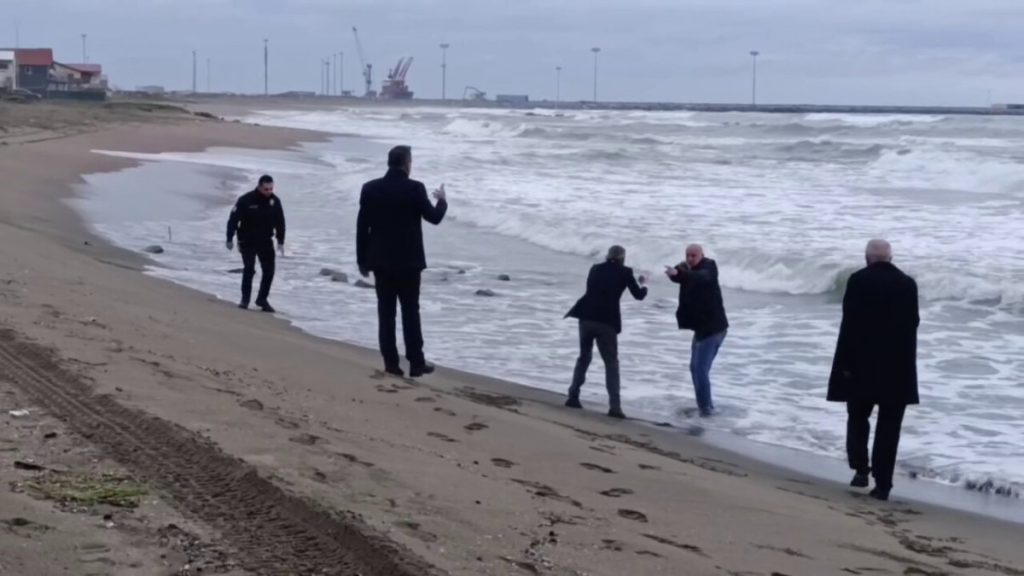 Sakarya’da 9 yaşındaki kızını göremediği için cinnet geçiren şahıs zar zor ikna edildi