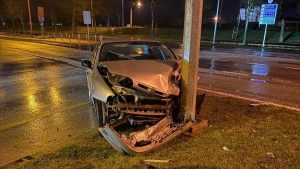 Sakarya’da iki otomobil çarpıştı: 3 kişi yaralandı