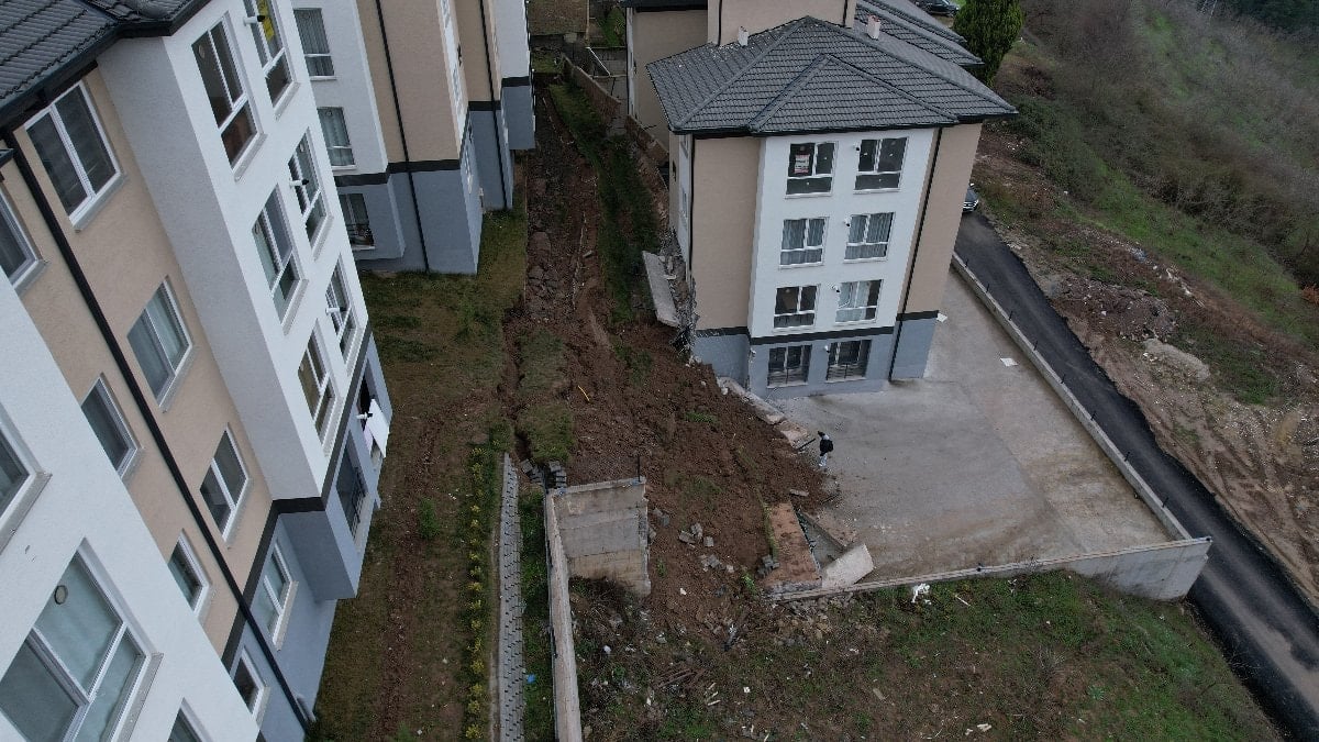 Sakarya’da istinat duvarı çöktü: 3 bina tahliye edildi, lüks otomobil kağıt gibi ezildi