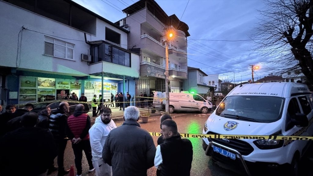 Sakarya’da MHP’li ilçe başkanı ve kendi karısını öldüren emekli polis teslim oldu